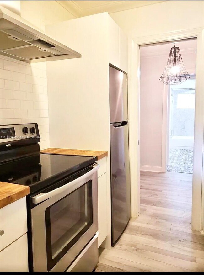 Foto del edificio - "Clean 1-Bed Sanctuary with Hardwood Floor...