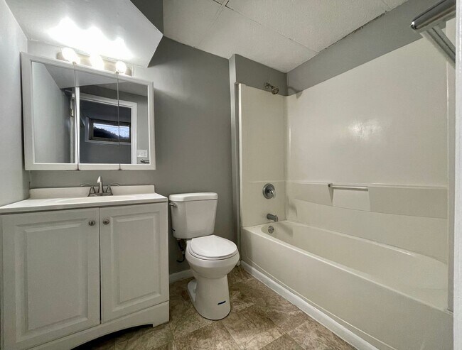 Foto del edificio - Spacious 5 Bedroom 2 Bathroom Home in New ...