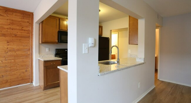 Building Photo - 2565 Riverside Dr
