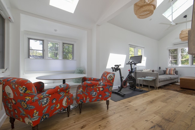 Entry to open plan living - 6122 Glen Tower St