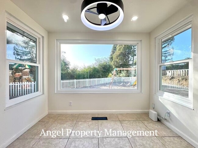 Foto del edificio - 5804 Shadow Ridge Dr