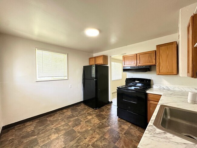 Building Photo - 3 bed 1 bath duplex near RiNo and City Par...