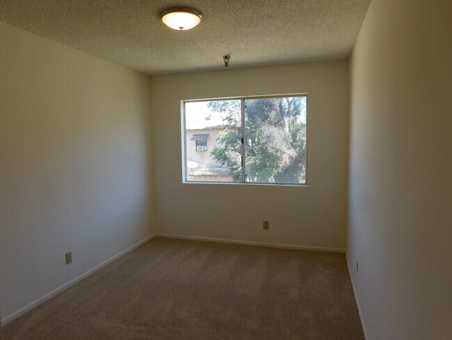 Foto del edificio - 10241 Commerce Ave