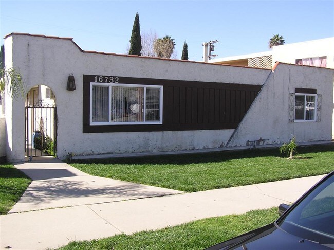 Building Photo - 16726-16732 Saticoy St