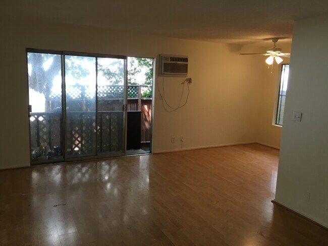 LR con salida al patio - 1433 N Fuller Ave