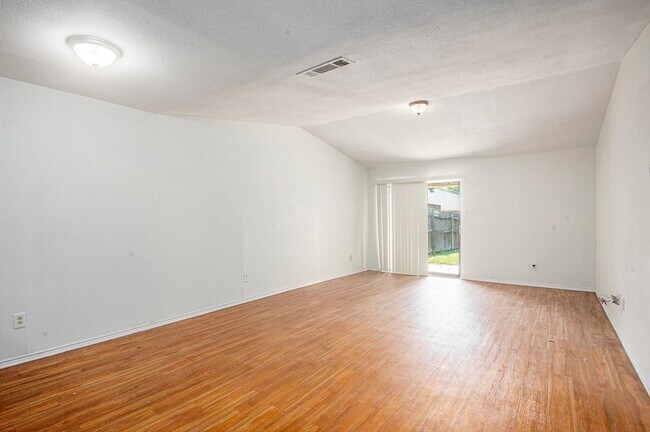 Foto del edificio - 6819 W Cleburne Rd