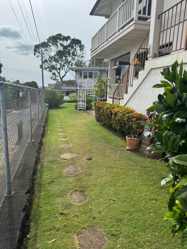 Foto del edificio - 947 Laki Rd