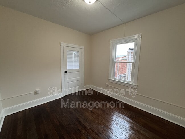 Building Photo - 836 W Washington St