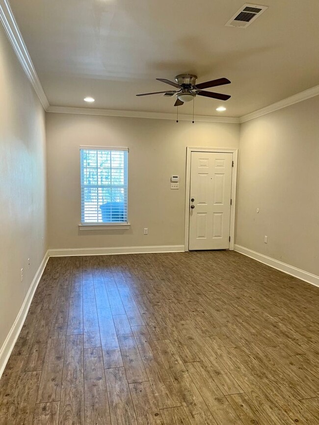 Building Photo - 988