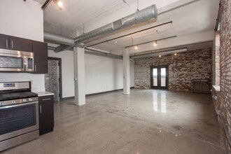 Building Photo - 190 Christopher Columbus Dr