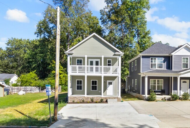 Building Photo - Close to Downtown! Home with 3 Bedrooms an...