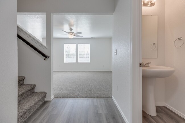Building Photo - Beautiful 3 Bedroom Townhome for Lease!
