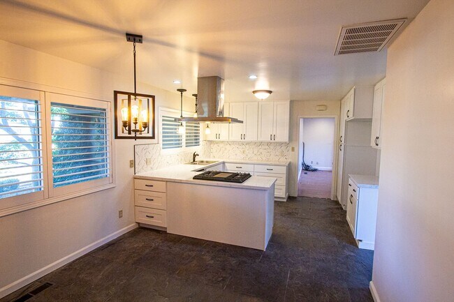 Building Photo - POOL w/ Pool Service Provided!