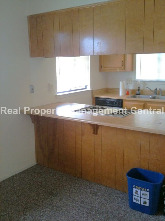 Building Photo - AVAILABLE SEPTEMBER- Spacious 2bed, 1bath ...