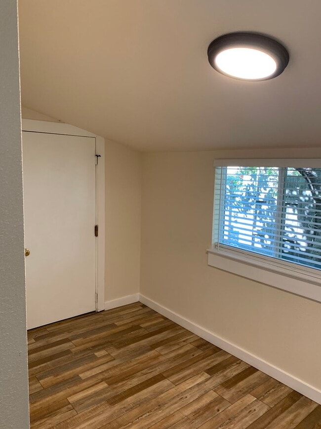 Building Photo - Remodeled/ private setting