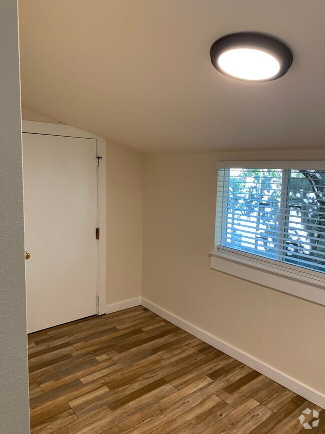 Building Photo - 1592 Lilac Ln