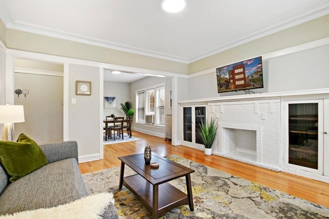 Foto del edificio - 2109 W Eastwood Ave