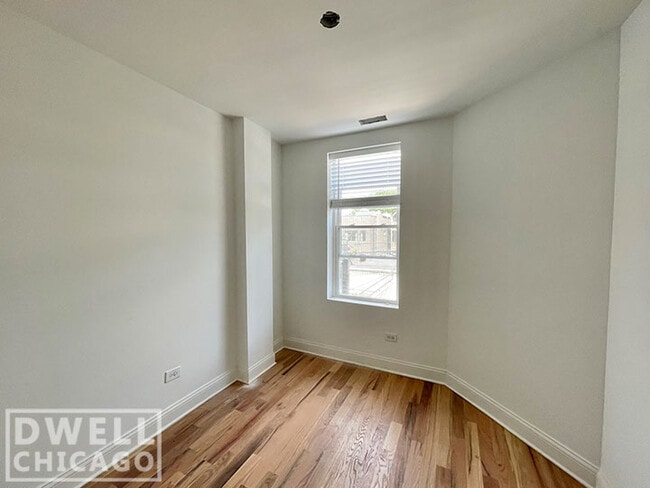 Building Photo - 1635 N Honore St