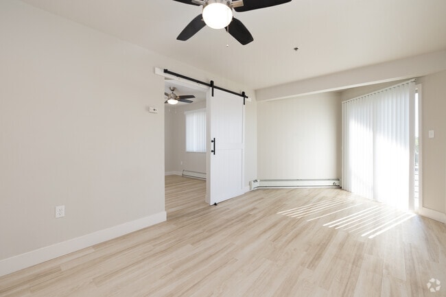 2BR, 1BA - 1040SF - Living Room - Mountain Manor