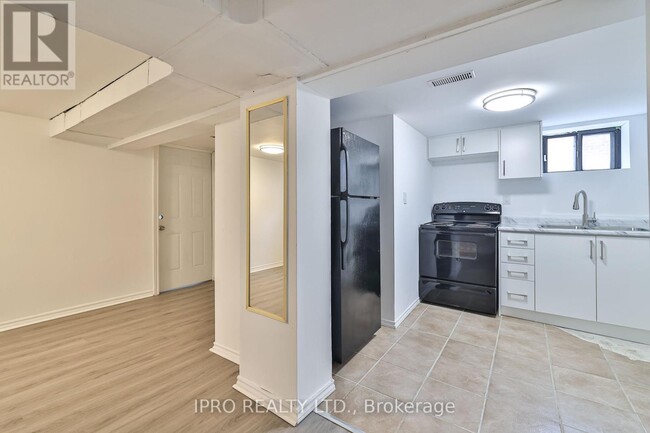Photo du bâtiment - 627 Sheppard Ave W