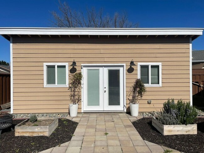 Building Photo - Charming 2 bed 1 bath house with Full 1 be...