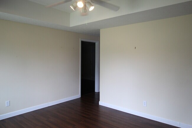 Building Photo - 380 Northfield Dr