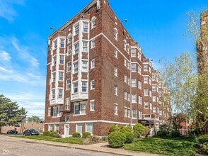 Building Photo - 230 E 9th St