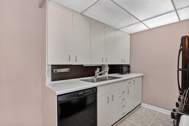 Building Photo - 4007 Cornwall A