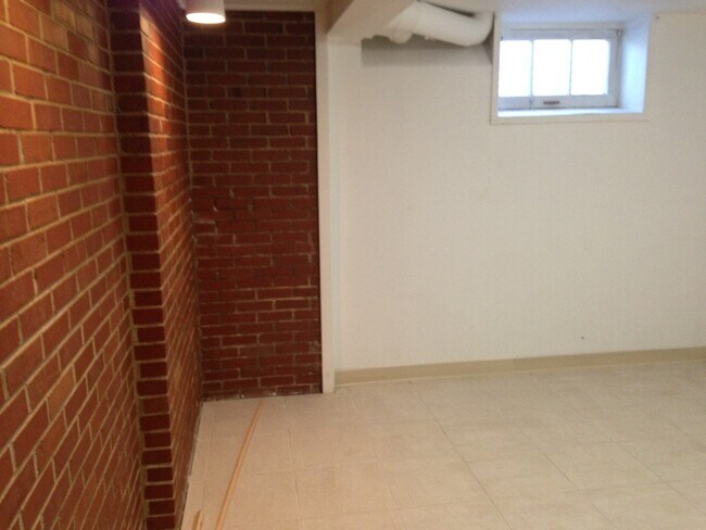 Building Photo - 44 E York St