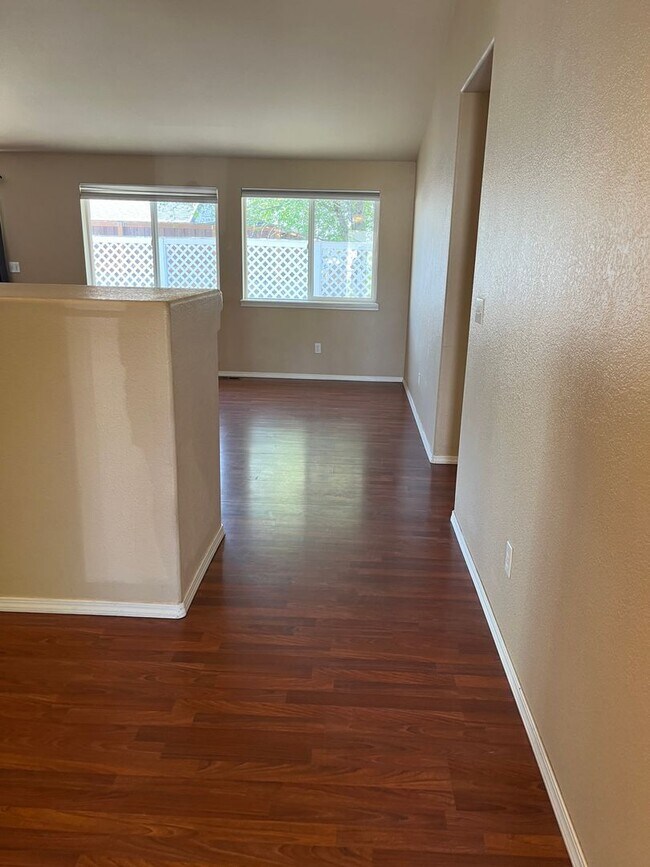 Foto del edificio - Beautiful 4 bedroom 2 bathroom single family house with Fenced backyard and 3 car garage