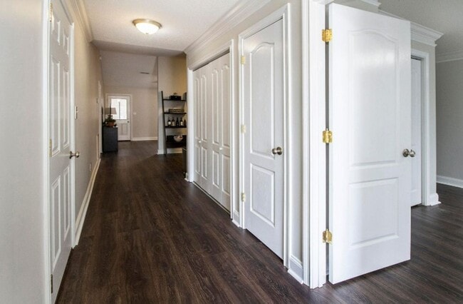 Building Photo - Knoxville 37912 - 2 bedroom, 2 bath home -...