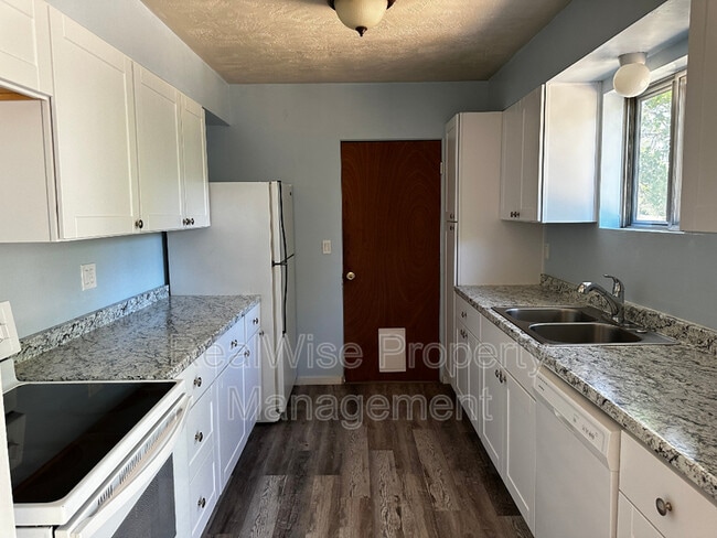 Building Photo - 660 Lit Way