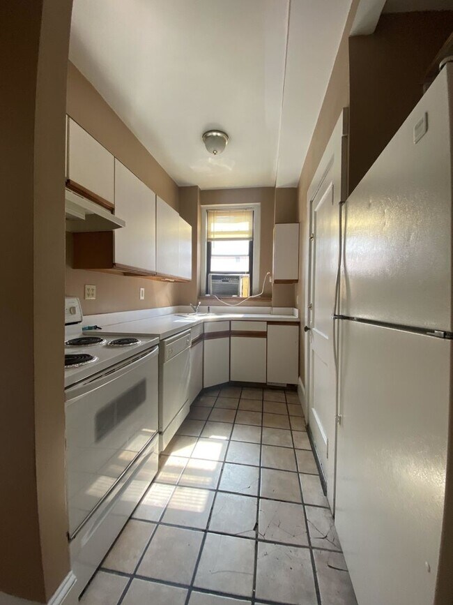 Foto del edificio - September 1st 2026!!!  Sunny, Renovated Allston 4 Bed/2 Bath.  Students Welcome!!!