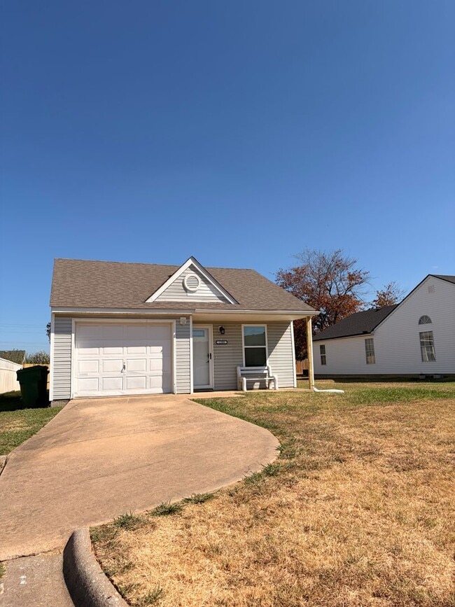 Building Photo - 1209 W Bishop Dr
