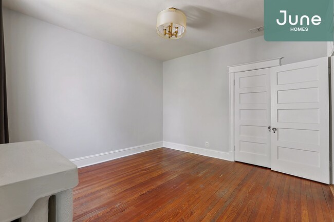 Foto del edificio - ROOM ONLY in 4-bed/2.0-bath Home