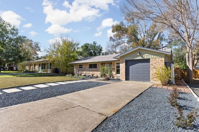 Building Photo - 2704 Nottingham Ln