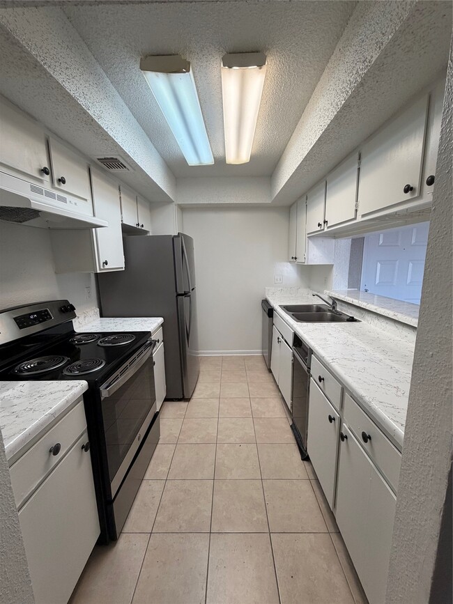 Building Photo - 2816 S Bartell Dr