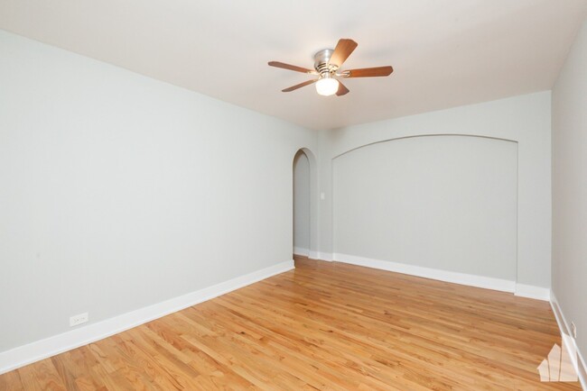 Building Photo - 2 bedroom apartment features hardwood floo...