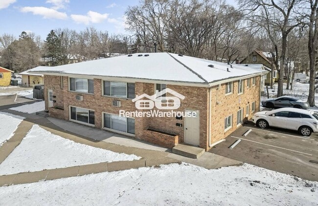 Building Photo - 5500 N Bryant Ave