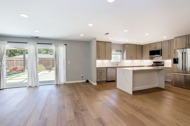 Building Photo - 4 Bed / 2 Bath Updated Redwood City Home w...