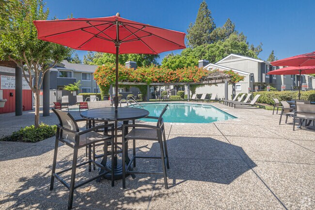Área de piscina - Ellington Apartments