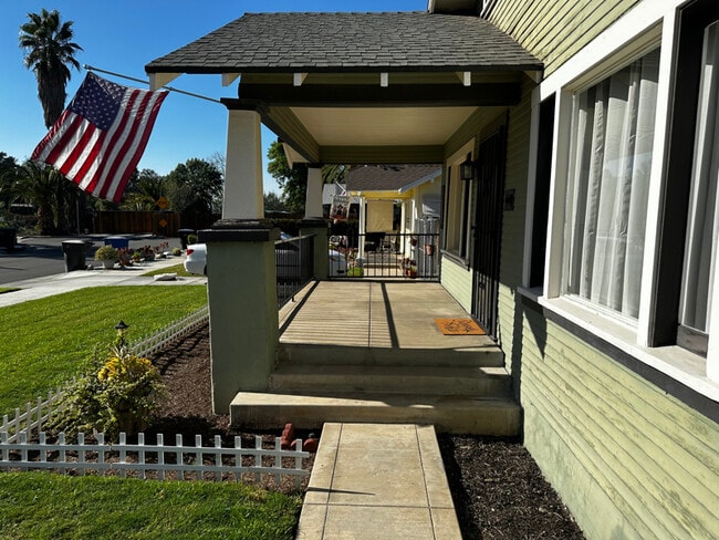 Foto del edificio - 4475 Larchwood Pl