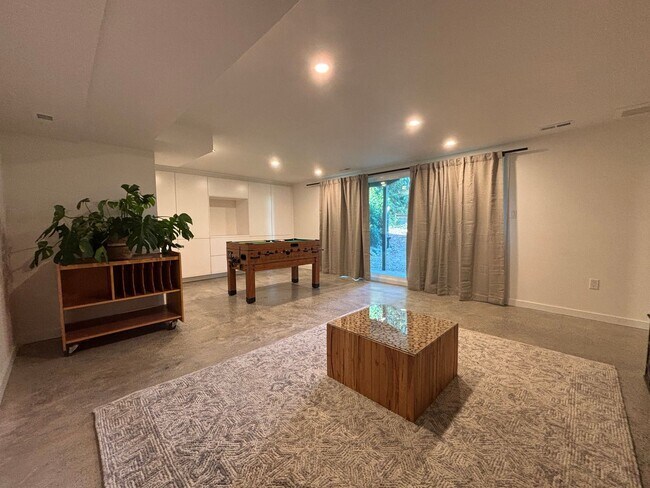 Building Photo - Wallingford Modern with Flexible Living Sp...