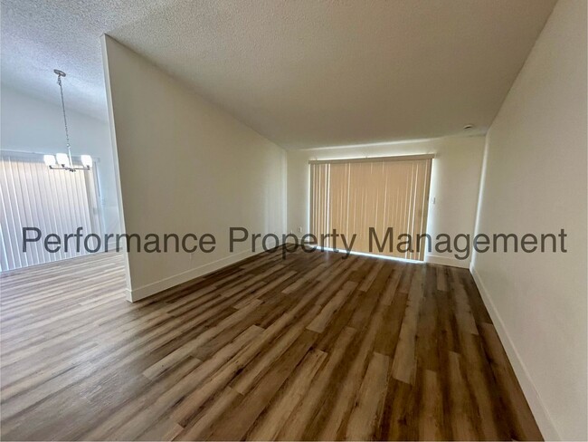 Foto del edificio - Newly Remodeled 4 Bed/2 Bath SW Bakersfiel...