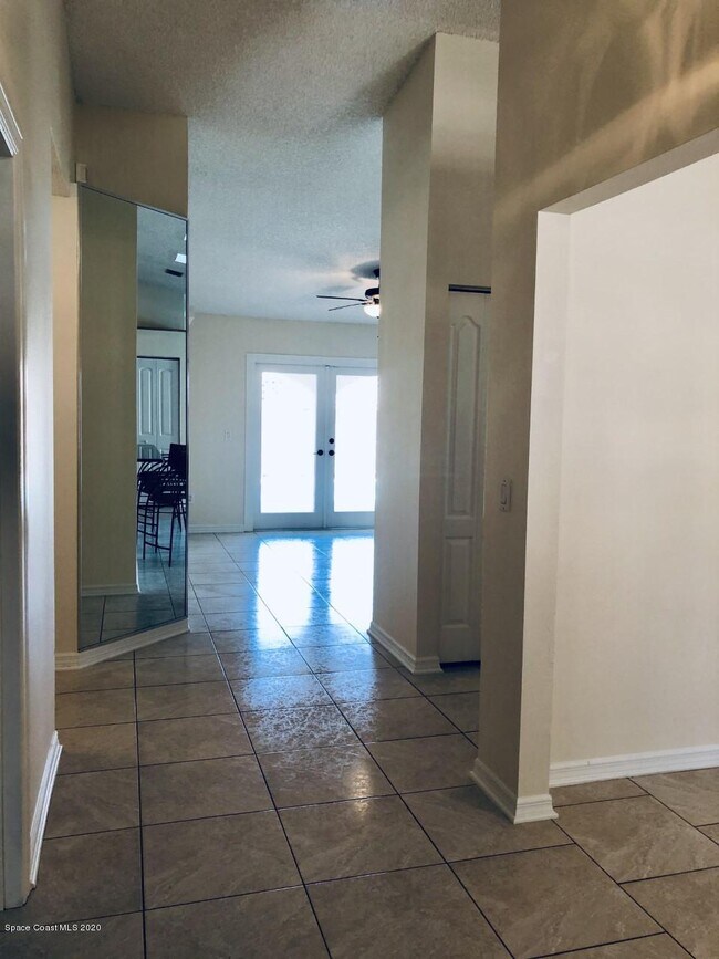 Building Photo - 270 Quail Dr