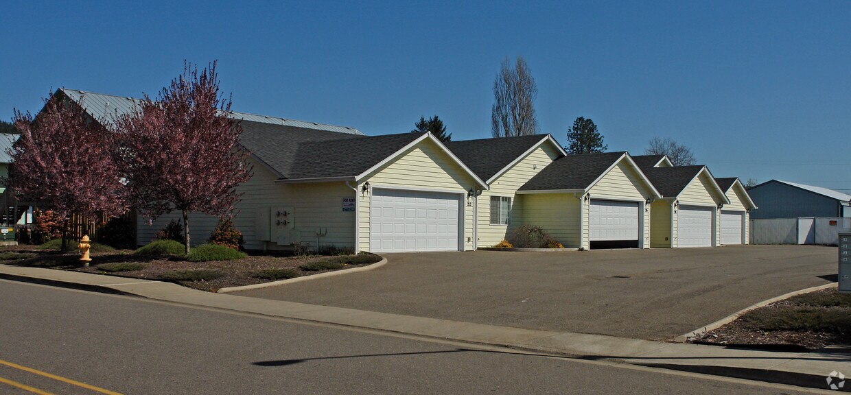 112150 W Central Ave, Sutherlin, OR 97479 Apartments in Sutherlin