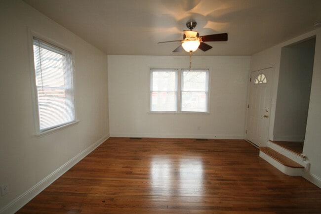 Foto del edificio - Perfect Floorplan! Walltown Duplex with All Appliances and Fenced Yd