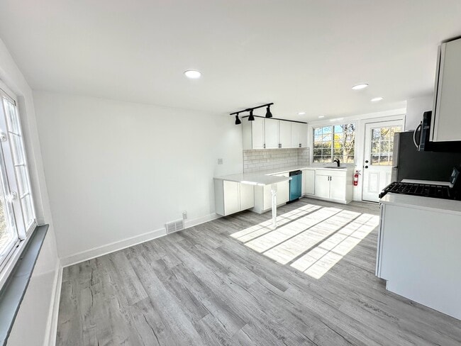 Building Photo - 1607 Girard Ave