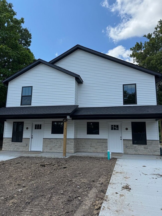 Building Photo - 613 Oak St