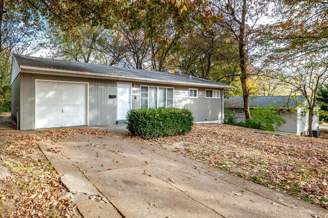 Foto del edificio - Charming Mid-Century Home with Basement and Fenced Backyard!
